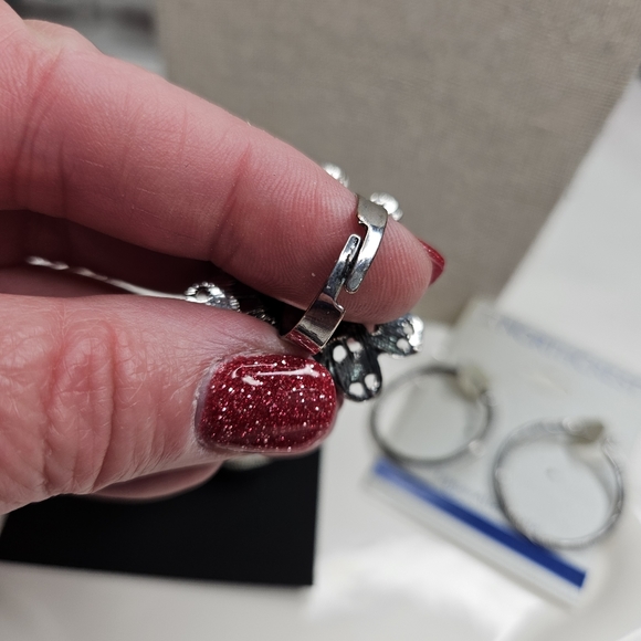 Women's Set of 2 Pairs of Earrings 2 Rings Lot of 4 Pieces Silver Tone - Picture 8 of 12